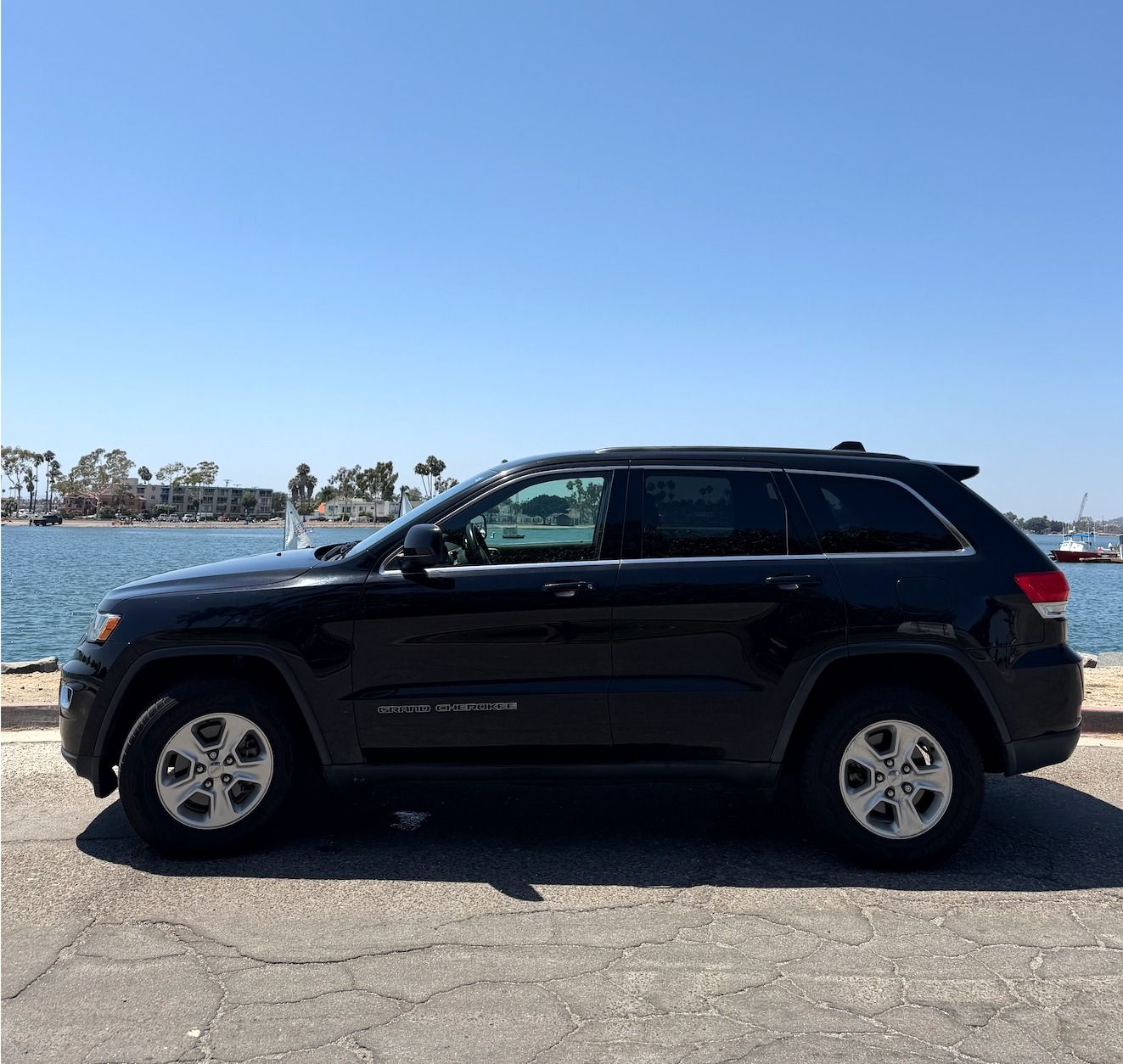Used 2017 Jeep Grand Cherokee Laredo RWD image 1