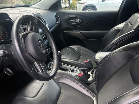 Used 2019 Jeep Cherokee Latitude Plus FWD image 4