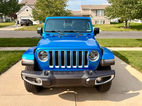 Used 2022 Jeep Wrangler Unlimited Sahara w/ Advanced Safety Group AWD/4WD image 4