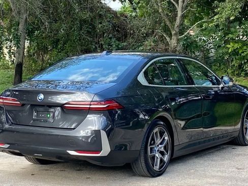 Used 2025 BMW i5 eDrive40i w/ Premium Package RWD image 2