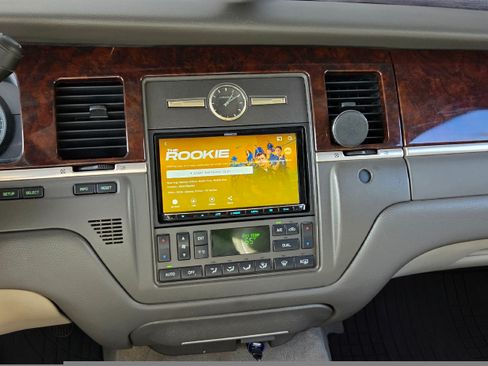 Used 2008 Lincoln Town Car Signature Limited image 11