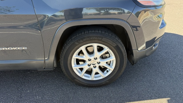 Used 2018 Jeep Cherokee Latitude Plus w/ Cold Weather Group AWD/4WD image 2