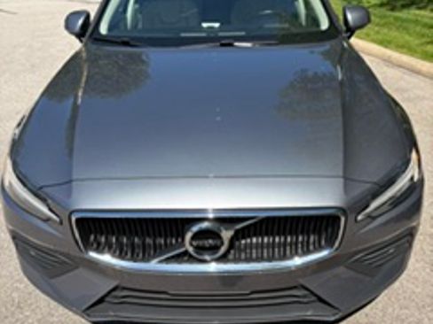 Used 2019 Volvo S60 T5 Momentum w/ Multimedia Package FWD image 2
