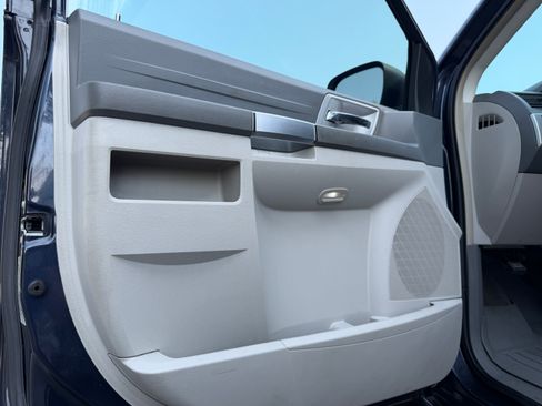 Used 2008 Chrysler Town & Country Touring w/ Entertainment Group #2 FWD image 11