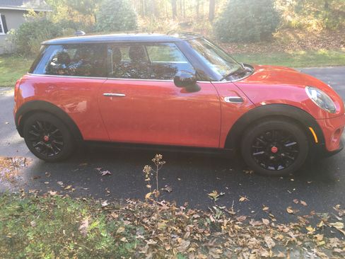 Used 2019 MINI Cooper 2-Door Hardtop w/ Signature Upholstery Package image 4