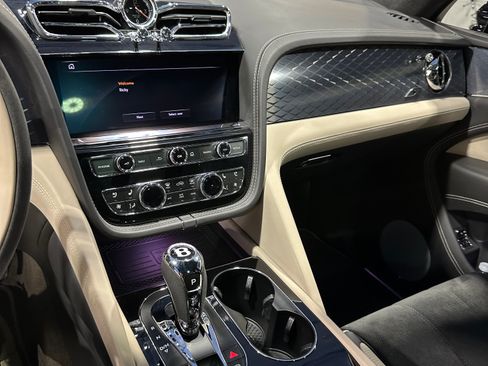Used 2022 Bentley Bentayga image 23