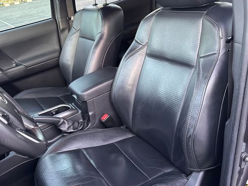 Used 2021 Toyota Tacoma TRD Off-Road w/ TRD Premium Off Road Package image 16