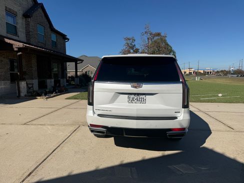Used 2023 Cadillac Escalade Luxury image 2