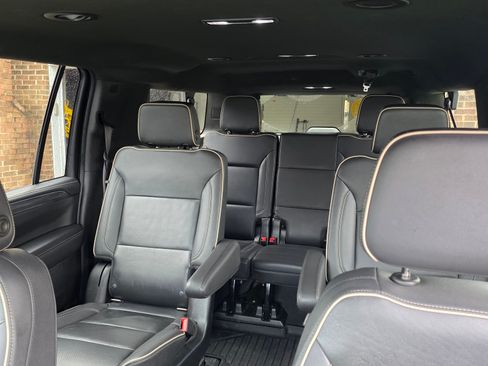 Used 2021 GMC Yukon XL SLT w/ SLT Luxury Package image 17