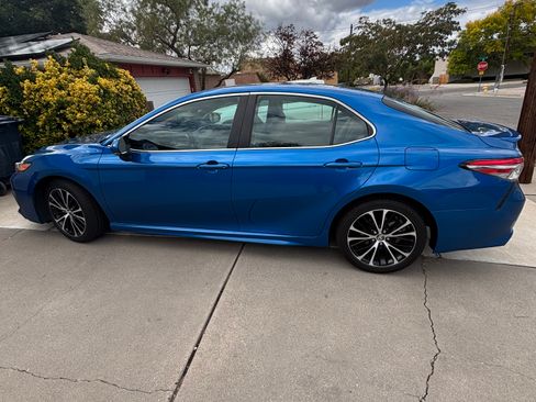 Used 2018 Toyota Camry SE image 2