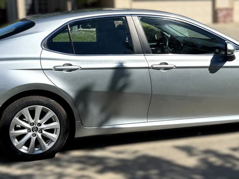 Used 2018 Toyota Camry LE FWD image 2