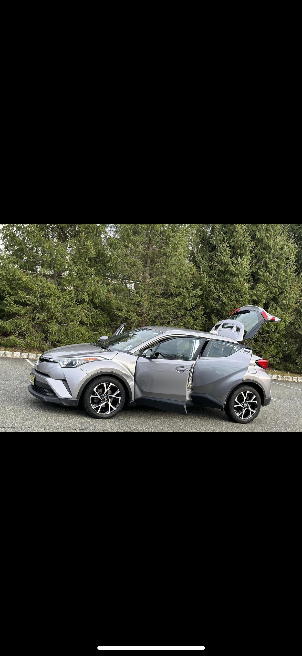 Used 2019 Toyota C-HR XLE FWD image 3