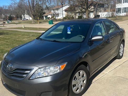 Used 2011 Toyota Camry LE image 10