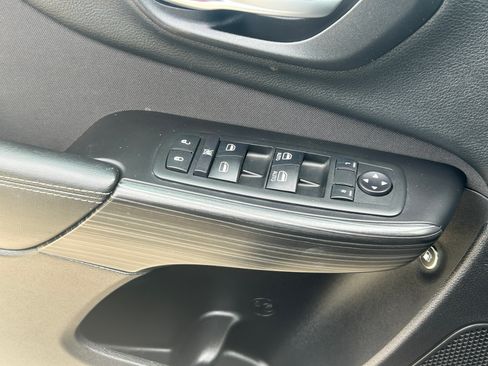 Used 2015 Jeep Cherokee Latitude w/ Comfort/Convenience Group FWD image 11