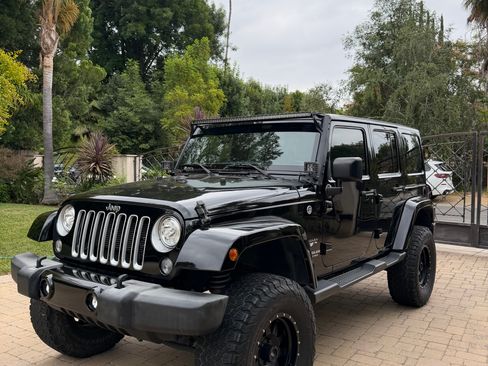 Used 2017 Jeep Wrangler Unlimited Sahara w/ Connectivity Group AWD/4WD image 4