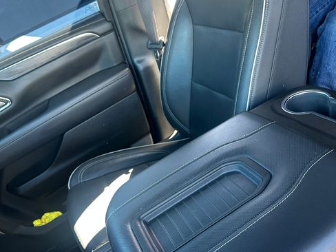 Used 2021 GMC Yukon XL SLT w/ SLT Premium Package image 6