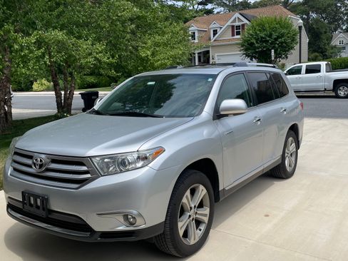 Used 2012 Toyota Highlander Limited w/ Tow Pkg AWD/4WD image 4