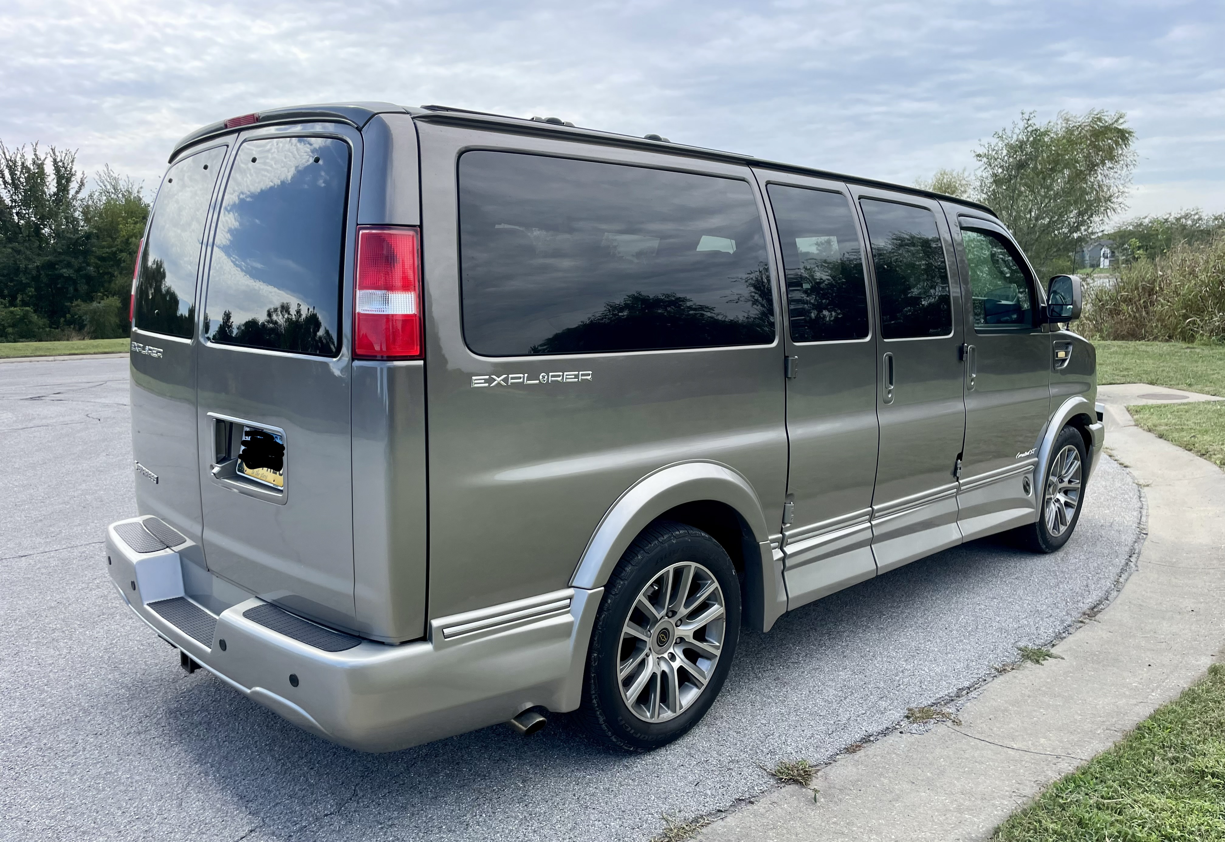 Used 2019 Chevrolet Express 2500 w/ Enhanced Convenience Package RWD image 6
