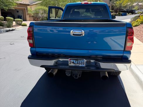 Used 2006 Chevrolet Silverado 2500 LT w/ Heavy-Duty Power Package AWD/4WD image 4