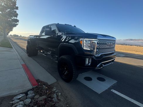 Used 2022 GMC Sierra 3500 Denali image 2