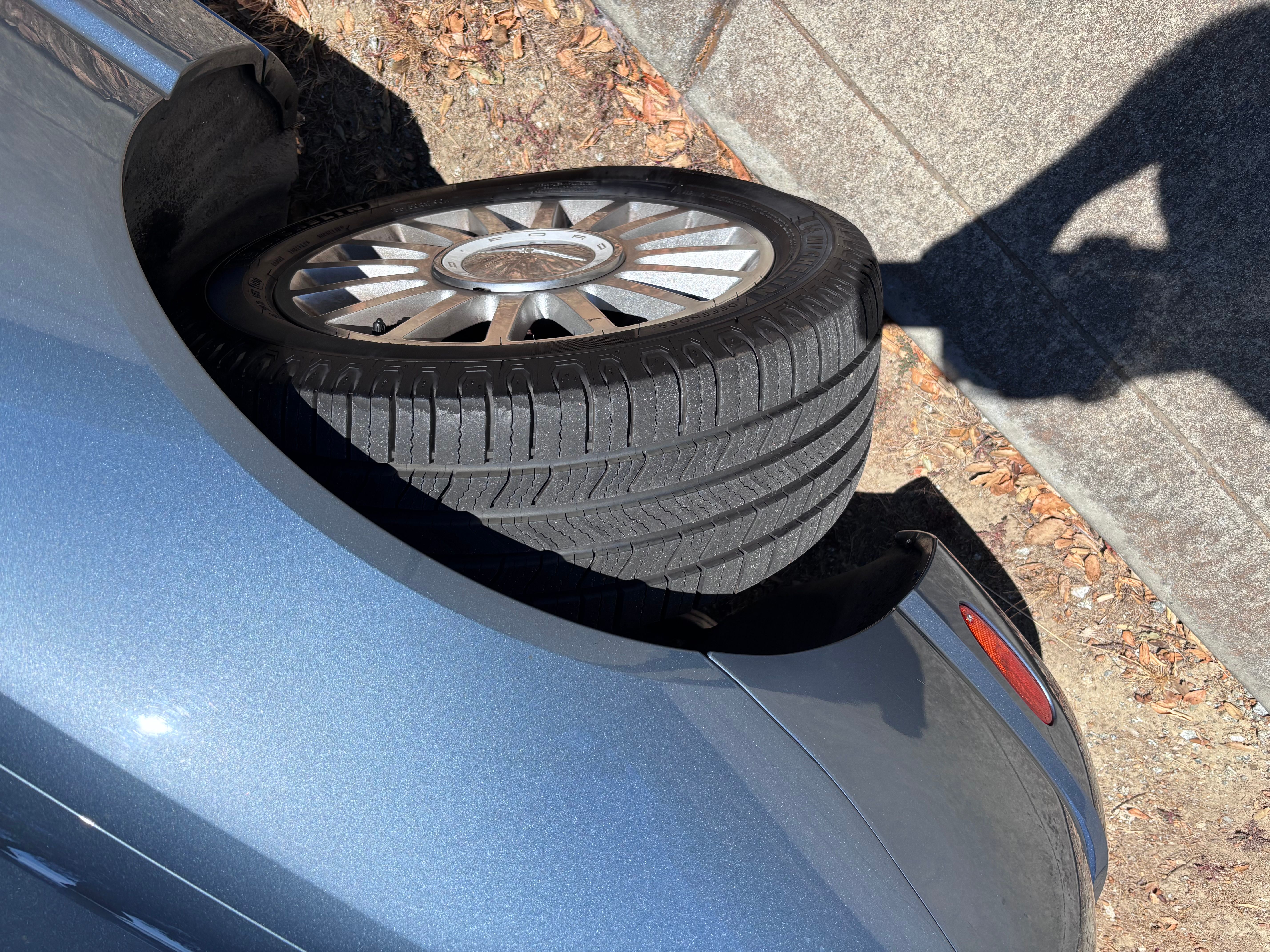 Used 2005 Ford Thunderbird RWD image 9