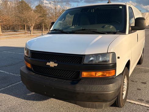 Used 2019 Chevrolet Express 3500 w/ Driver Convenience Package image 4