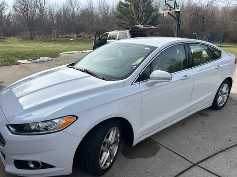 Used 2015 Ford Fusion SE w/ Equipment Group 202A image 2