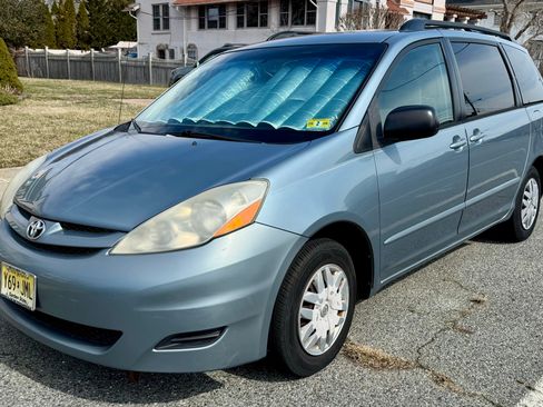 Used 2007 Toyota Sienna CE image 2