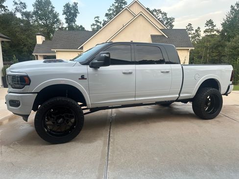 Used 2024 RAM 2500 Limited AWD/4WD image 2