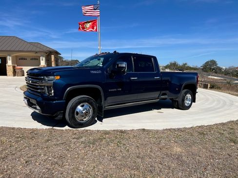 Used 2022 Chevrolet Silverado 3500 High Country w/ Technology Package image 2