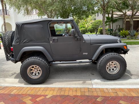 Used 2005 Jeep Wrangler Rubicon AWD/4WD image 9