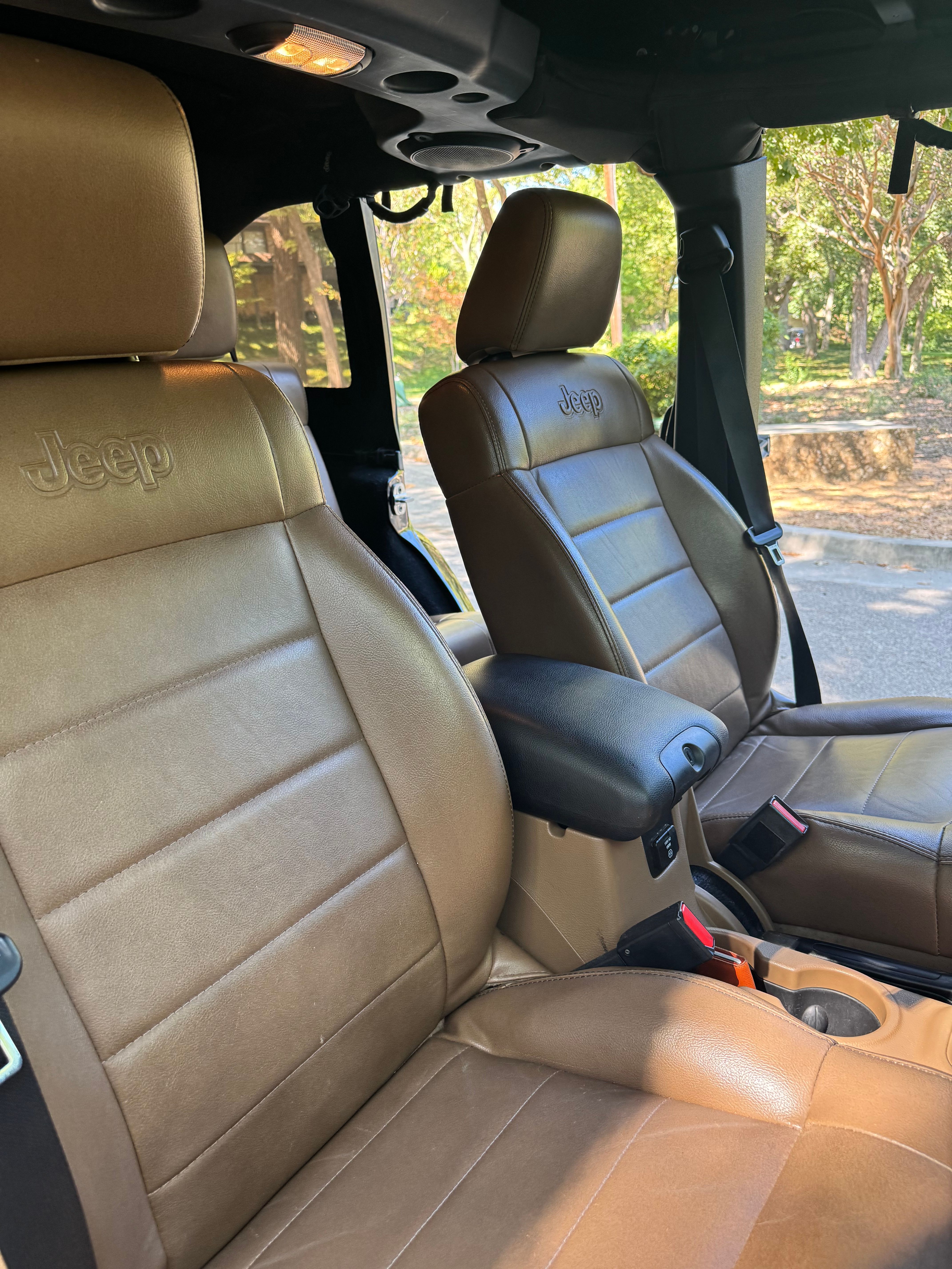 Used 2012 Jeep Wrangler Unlimited Sahara w/ Connectivity Group AWD/4WD image 23