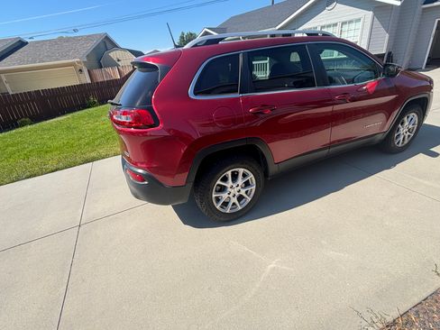 Used 2017 Jeep Cherokee Latitude w/ Cold Weather Group AWD/4WD image 1