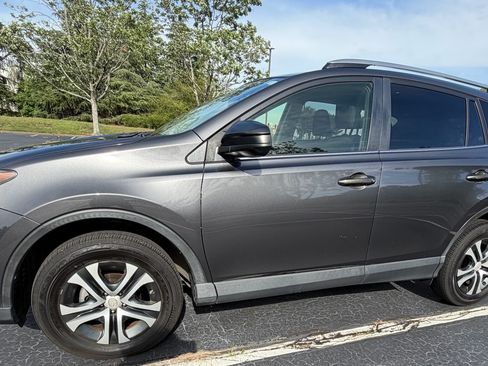 Used 2018 Toyota RAV4 LE FWD image 5