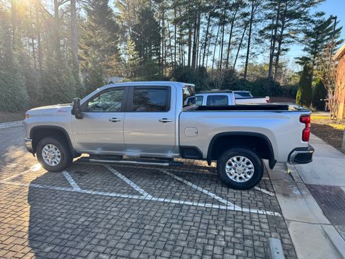 Used 2022 Chevrolet Silverado 2500 LT w/ Convenience Package image 2