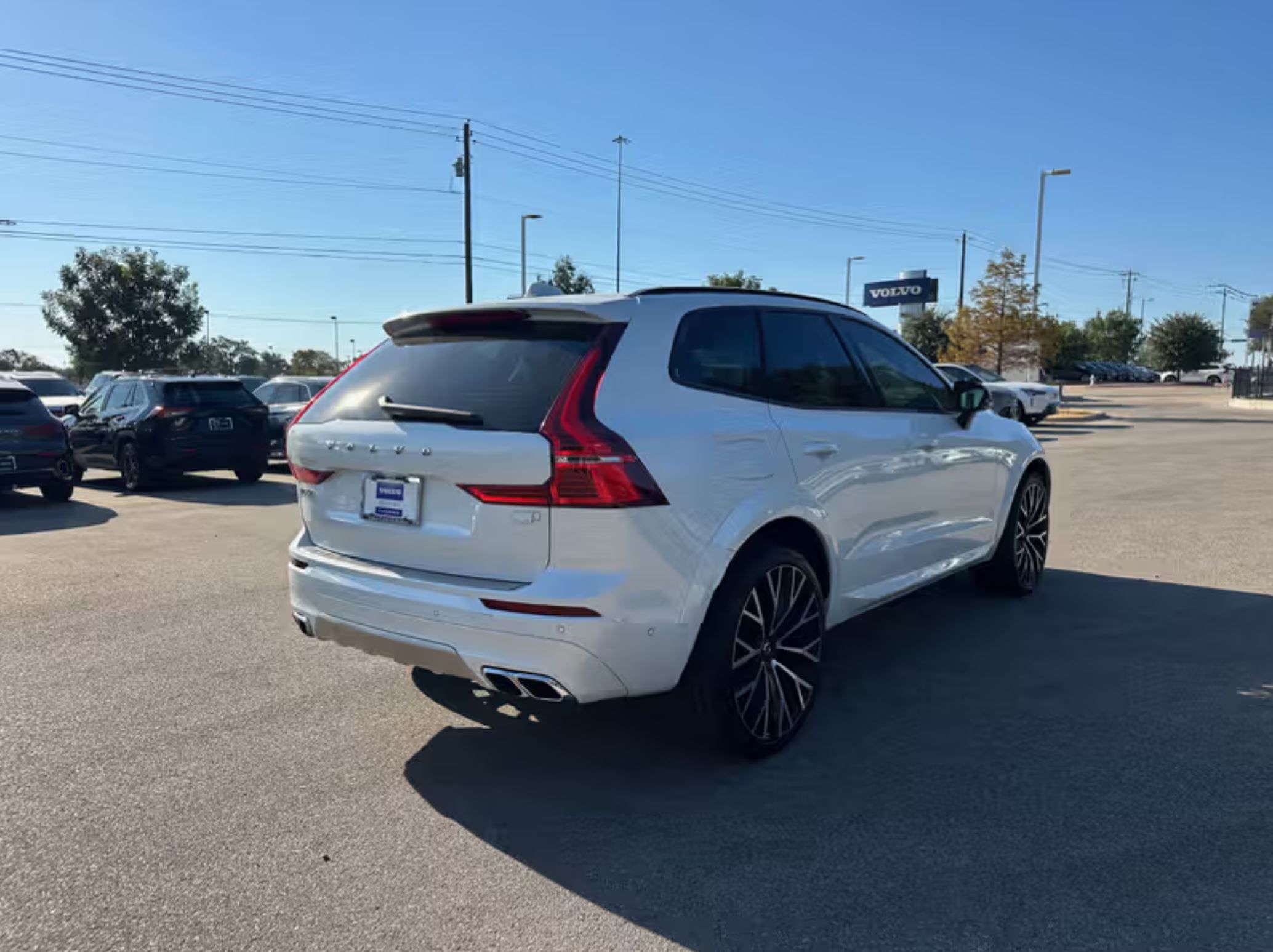 Used 2021 Volvo XC60 T8 R-Design w/ Advanced Package AWD/4WD image 6