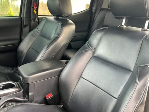 Used 2019 Toyota Tacoma TRD Off-Road w/ Technology Package image 11