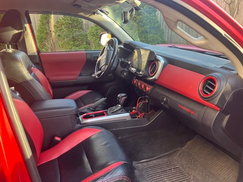 Used 2016 Toyota Tacoma SR5 w/ SR5 Appearance Package (SN) image 11