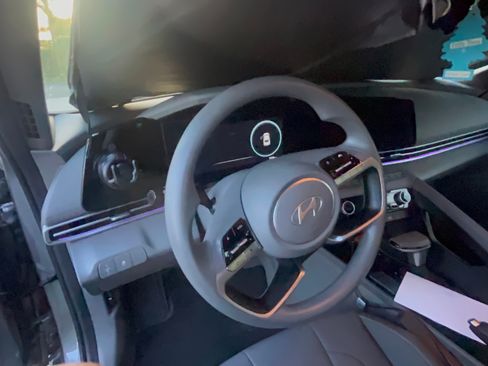Used 2024 Hyundai Elantra SEL FWD image 15