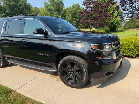 Used 2017 Chevrolet Suburban LT w/ Luxury Package AWD/4WD image 4