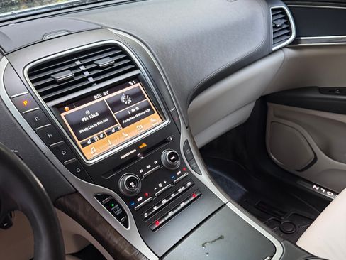 Used 2017 Lincoln MKX Select w/ Lincoln MKX Climate Package AWD/4WD image 10