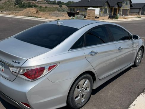 Used 2012 Hyundai Sonata Hybrid w/ Leather Pkg FWD image 4