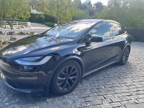 Used 2023 Tesla Model X image 1