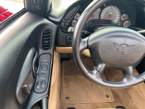 Used 2000 Chevrolet Corvette Convertible w/ Performance Handling Pkg RWD image 9