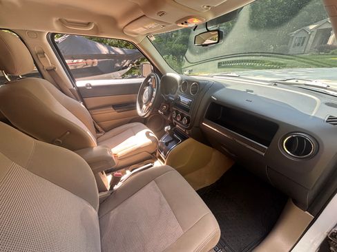 Used 2016 Jeep Patriot Latitude AWD/4WD image 10