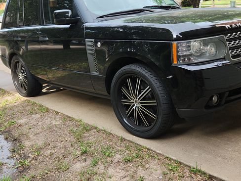 Used 2011 Land Rover Range Rover HSE image 4