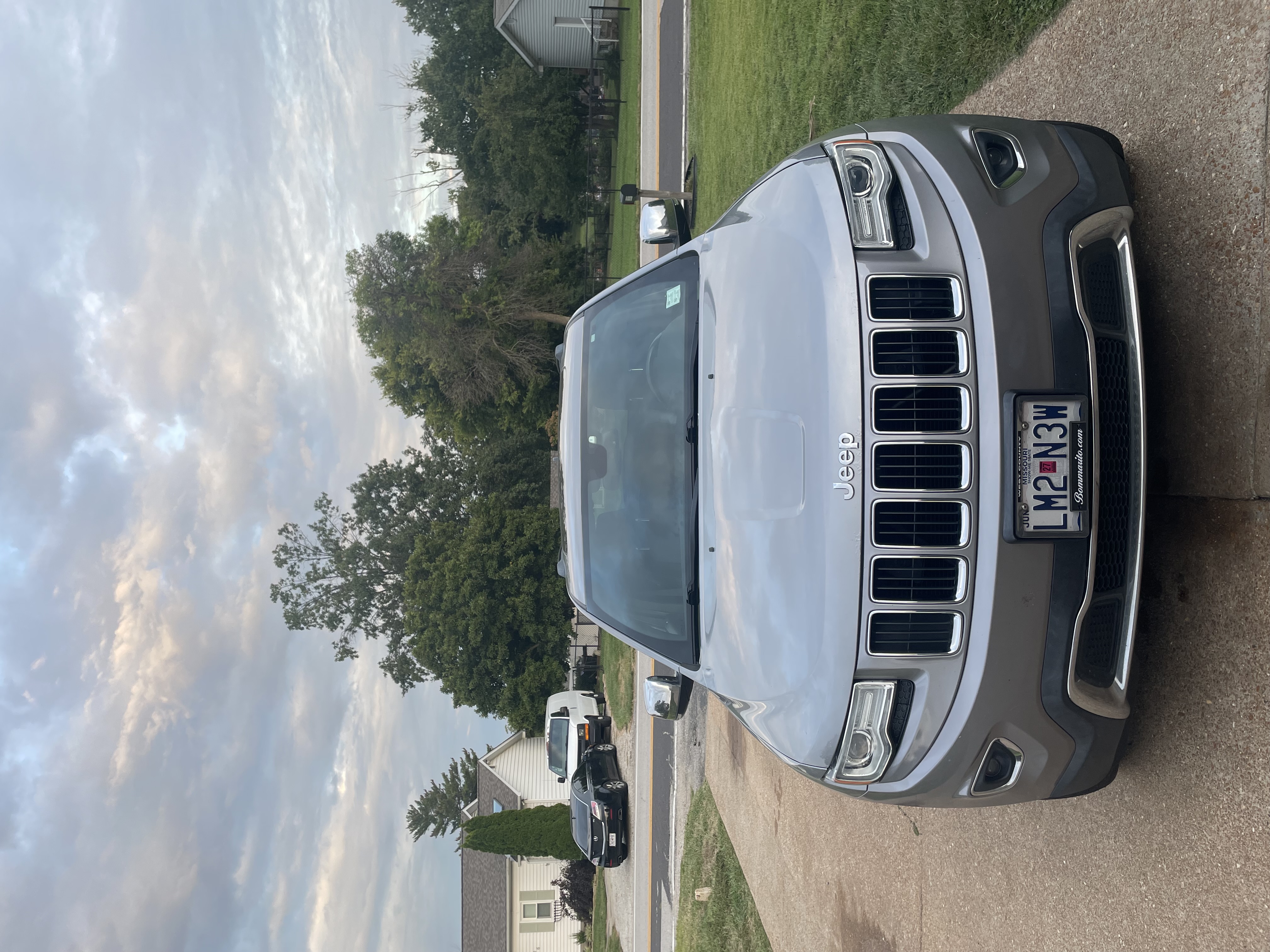 Used 2015 Jeep Grand Cherokee Limited w/ Luxury Group II AWD/4WD image 2