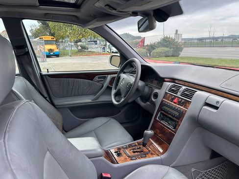 Used 2000 Mercedes-Benz E 320 Sedan image 10