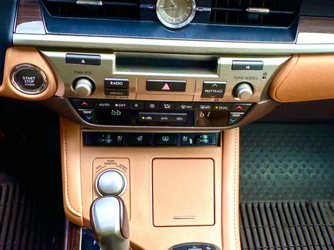 Used 2018 Lexus ES 350 w/ Luxury Package w/Wood Trim image 13