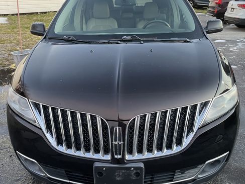 Used 2013 Lincoln MKX FWD image 2